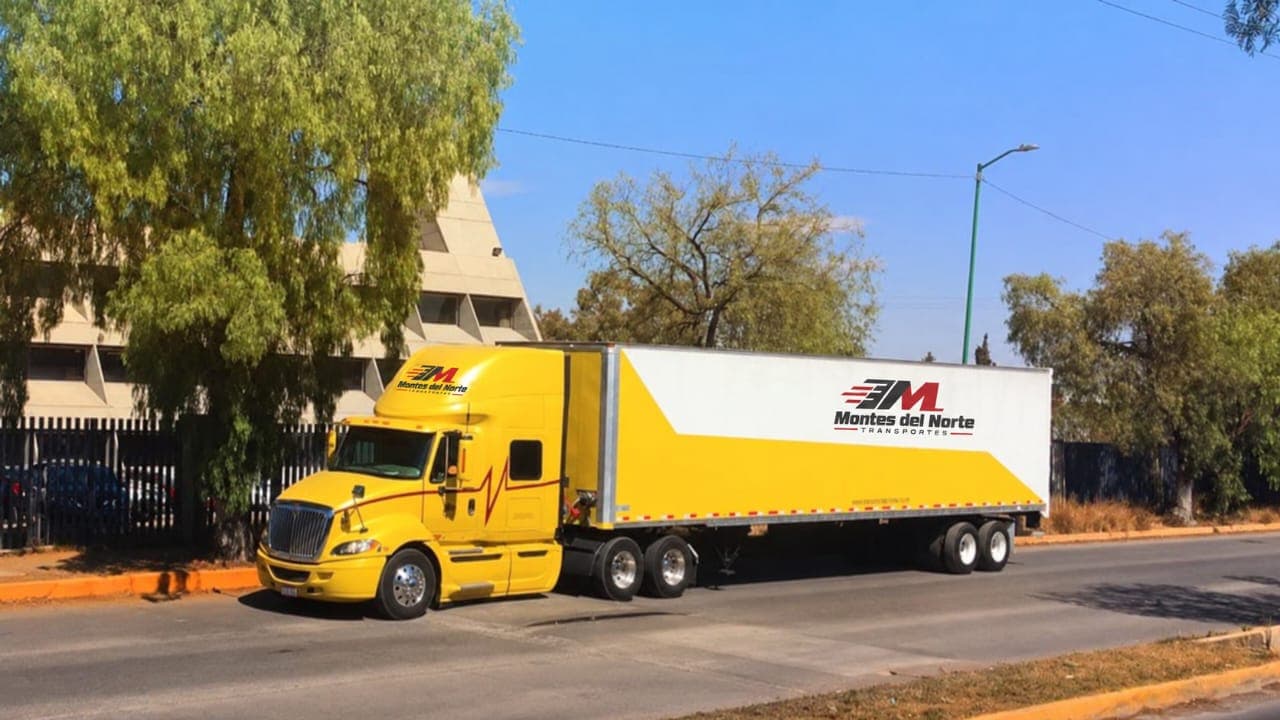 Tracto amarillo con caja seca blanca de Montes del Norte
